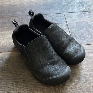 Keen boys black “Jasper” slip on shoe US 2.